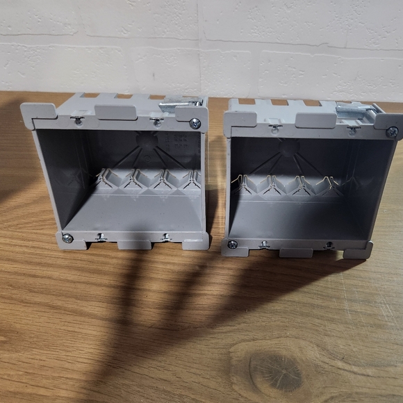 2 pass & Seymour S232W 2-Gang Old Work Switch/Outlet Box, 3.75 x 4.06 x 3.06 In - Picture 1 of 4